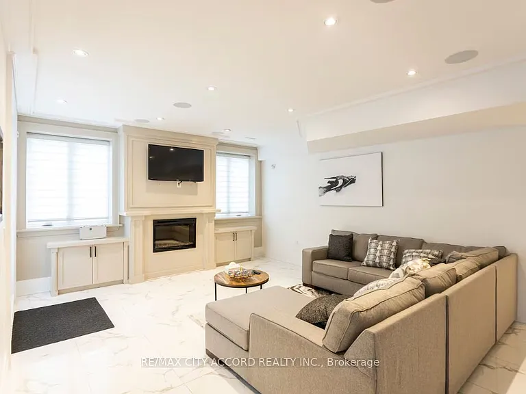 98 Upper Canada Dr — Photo 12