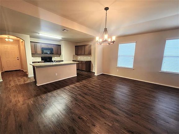 3rd image of 1813 Meadow Crest Dr