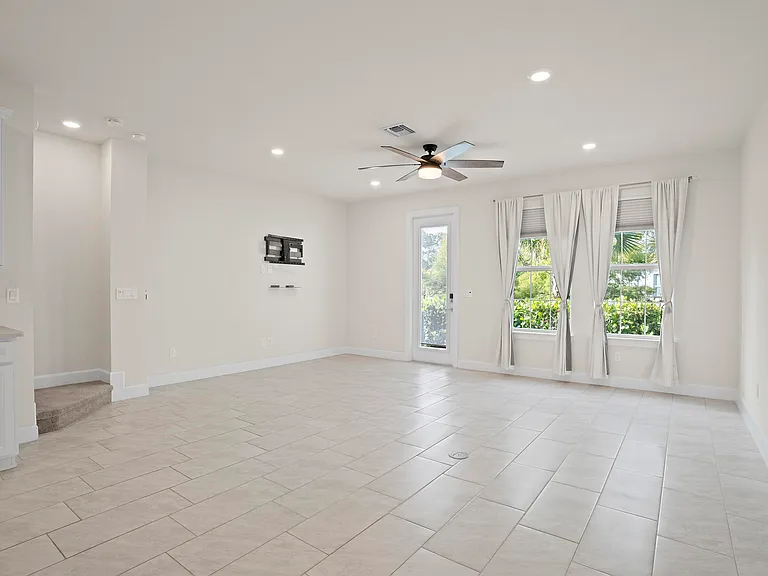 1866 SE Tarni Way — Photo 21