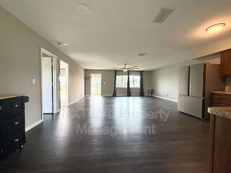 205 SE 18th St — Photo 9