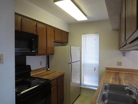 3rd image of 7522 Holly Hill Cir Building E