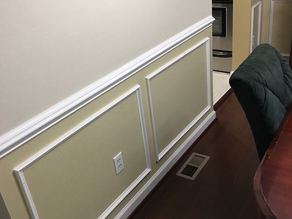 Chairmolding. Fresh Paint