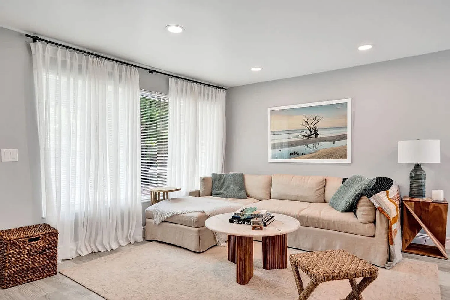 3 bed, 2.0 bath, 807 sqft, $6,533 — Photo 2