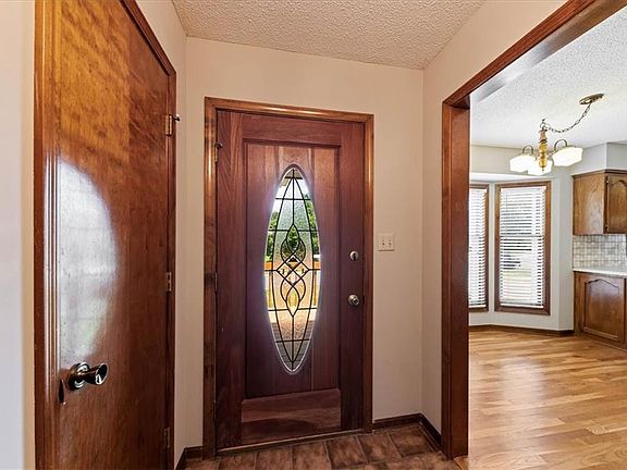 2nd image of 617 W Walnut St