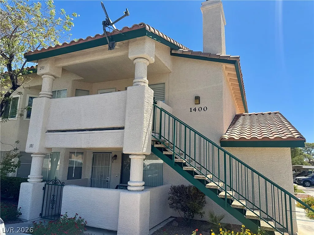 2 bed, 2.0 bath, 912 sqft, $1,570 — Photo 1