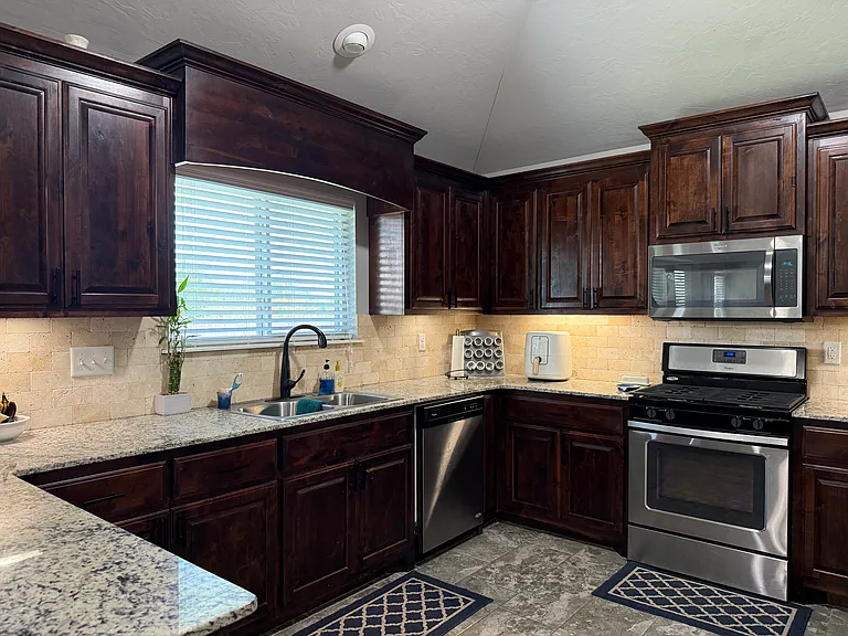 14638 Maple Ave — Photo 10