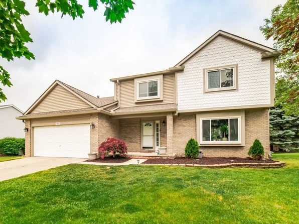 953 River Valley Dr, Lake Orion, MI 48362