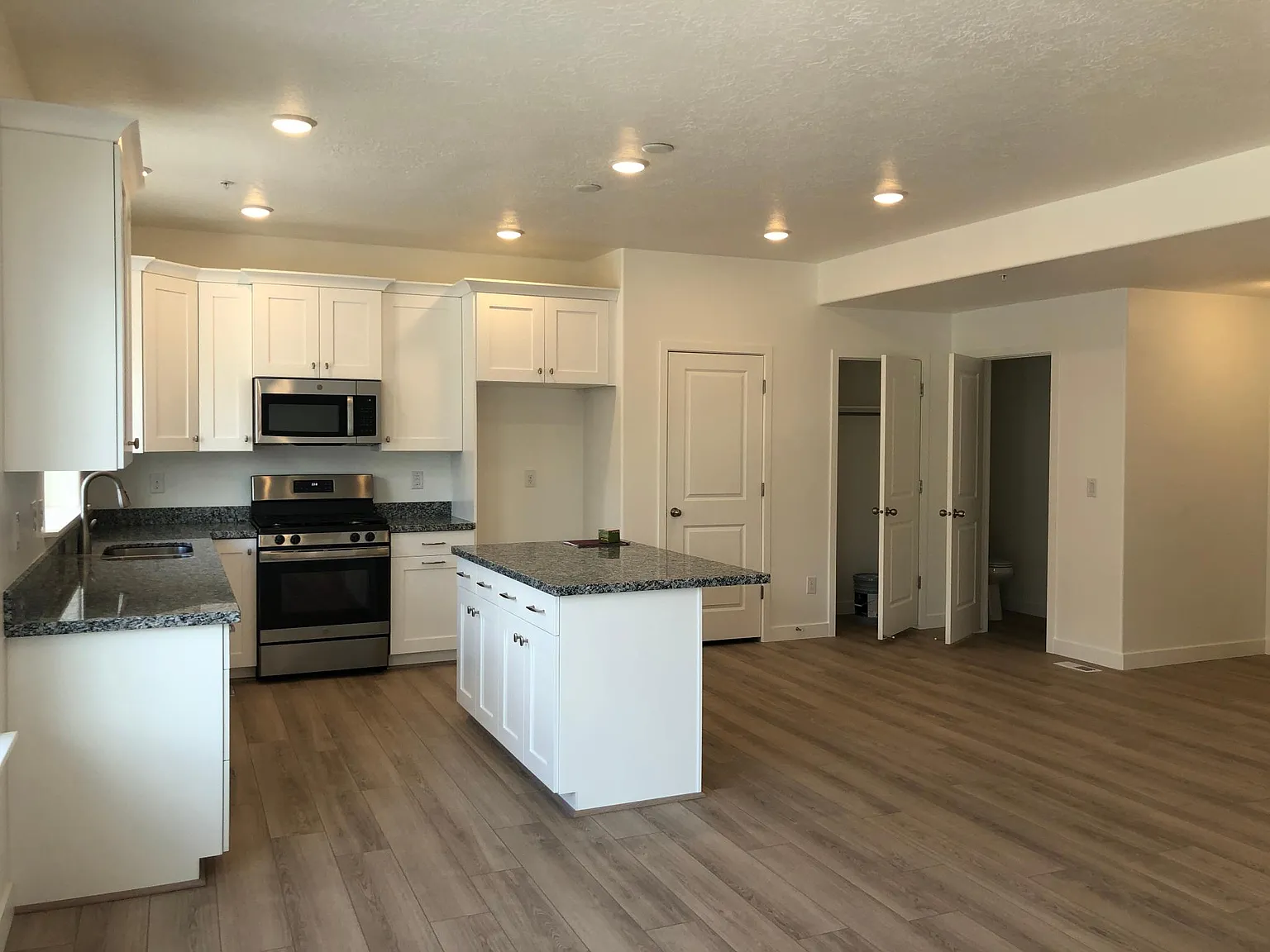 3 bed, 2.5 bath, 1453 sqft, $2,095 — Photo 1