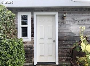 565 Garfield Ave SW, Bandon, OR 97411