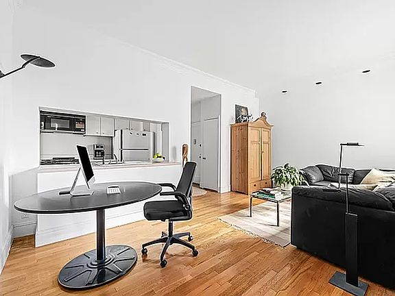 2nd image of 59 E 72nd St APT 5D