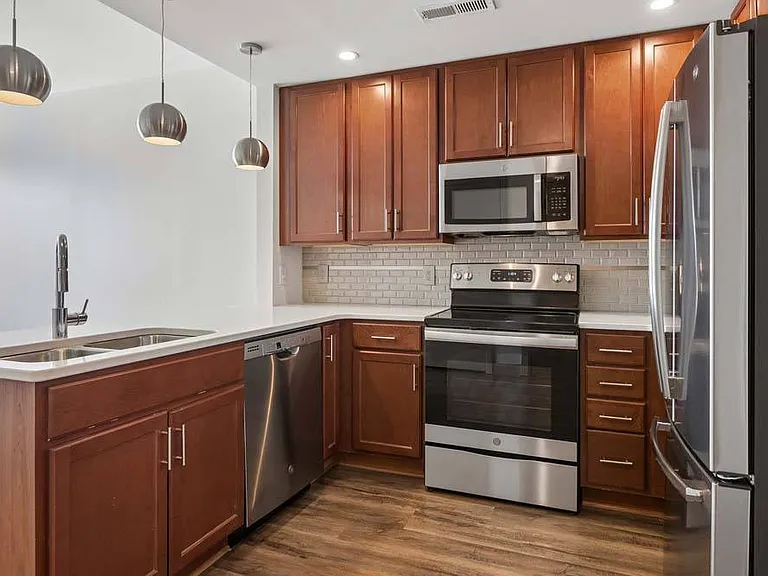 Midtown Crossing Apartments — Photo 73
