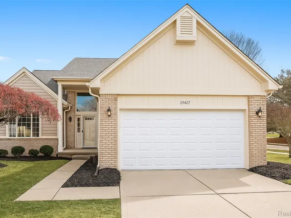 2545 Chanterell Dr, Troy, MI 48083