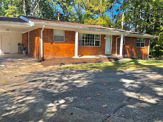 2440 Edgewater Dr SW — Photo 1