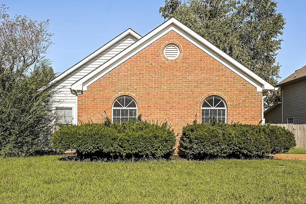 3 bed, 2.0 bath, 1336 sqft, $2,220 — Photo 1