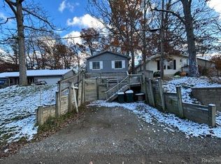 732 N Conklin Dr, Lake Orion, MI 48362