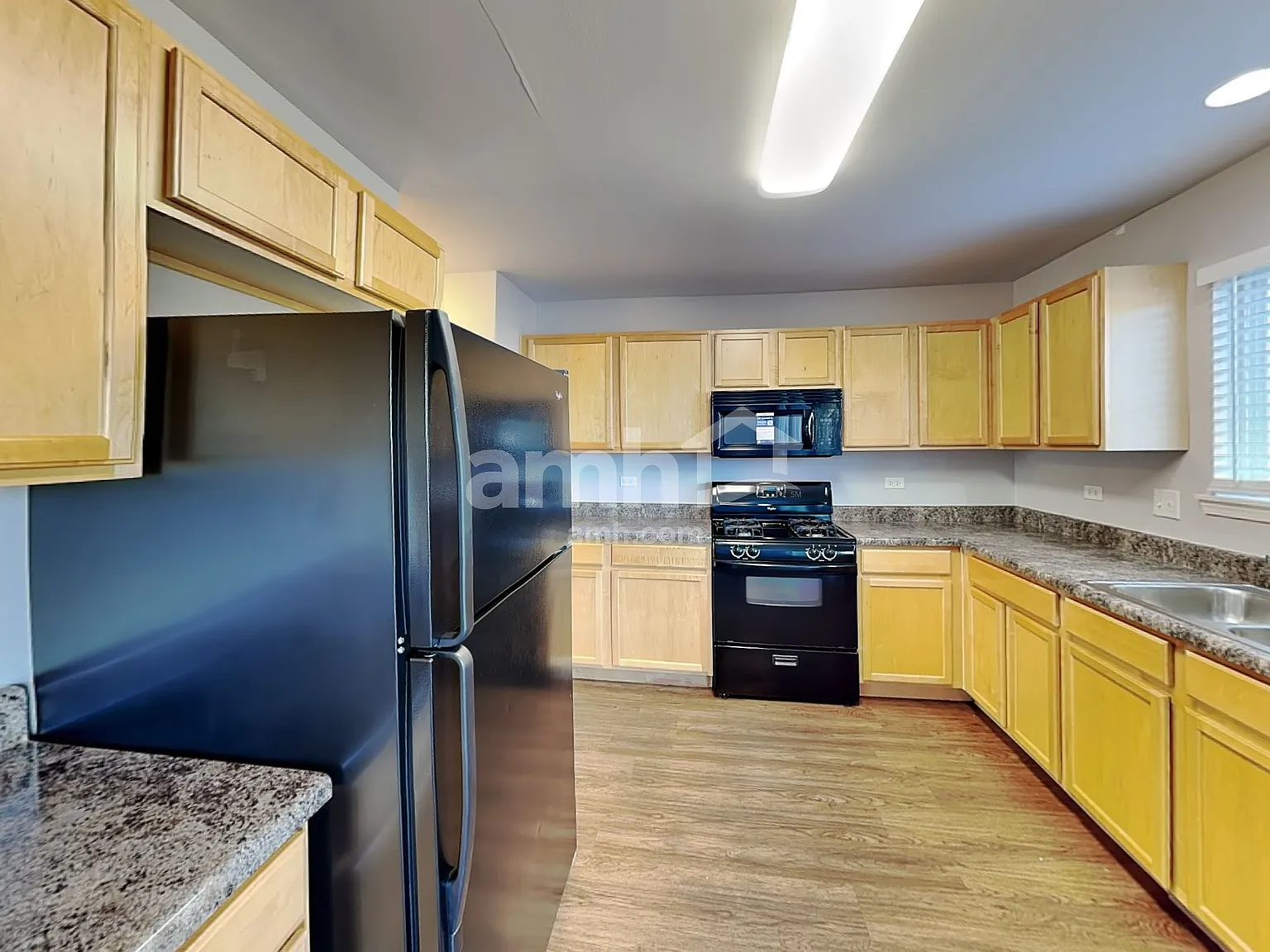 3 bed, 2.5 bath, 1720 sqft, $3,060 — Photo 3