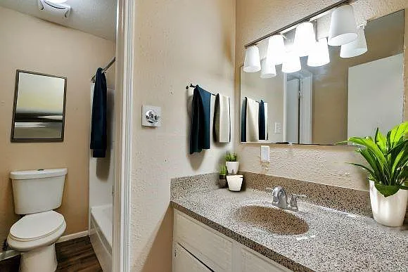 1800 N Wayside Dr #23 — Photo 7