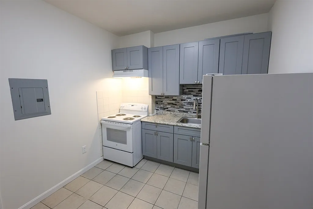 4 bed, 1.0 bath, 1250 sqft, $3,300 — Photo 3