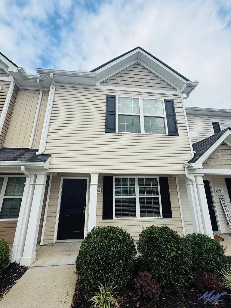 2 bed, 2.5 bath, 1128 sqft, $1,395 — Photo 1