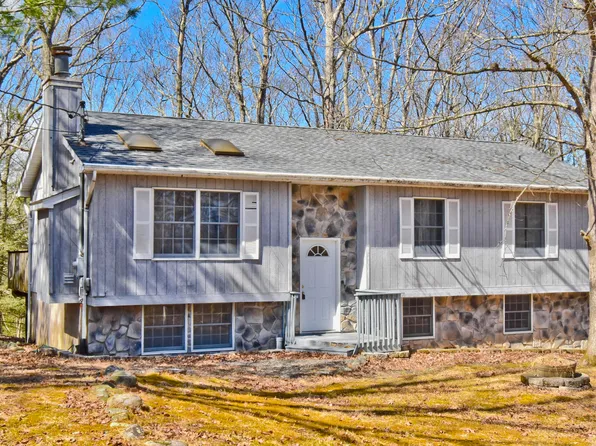 545 Clubhouse Dr, East Stroudsburg, PA 18302