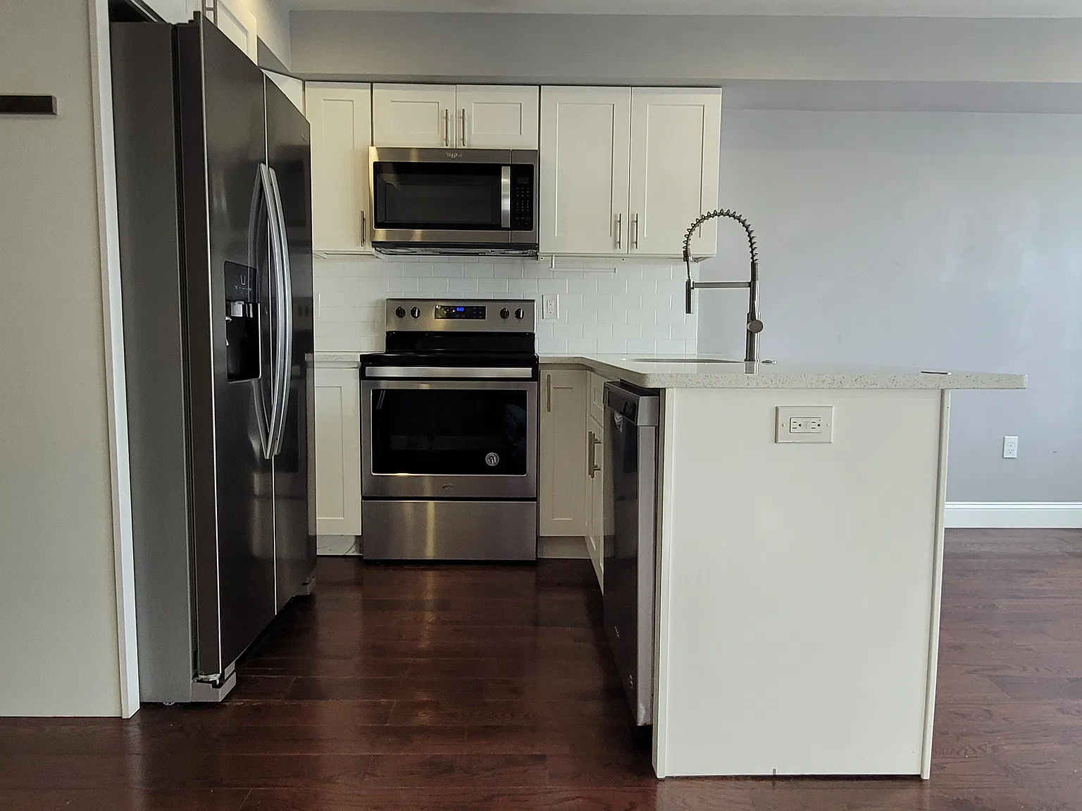 3 bed, 2200 sqft, $2,100 — Photo 2