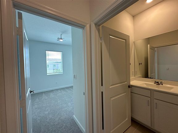 4th image of 402 SE Crossoak Ln #402