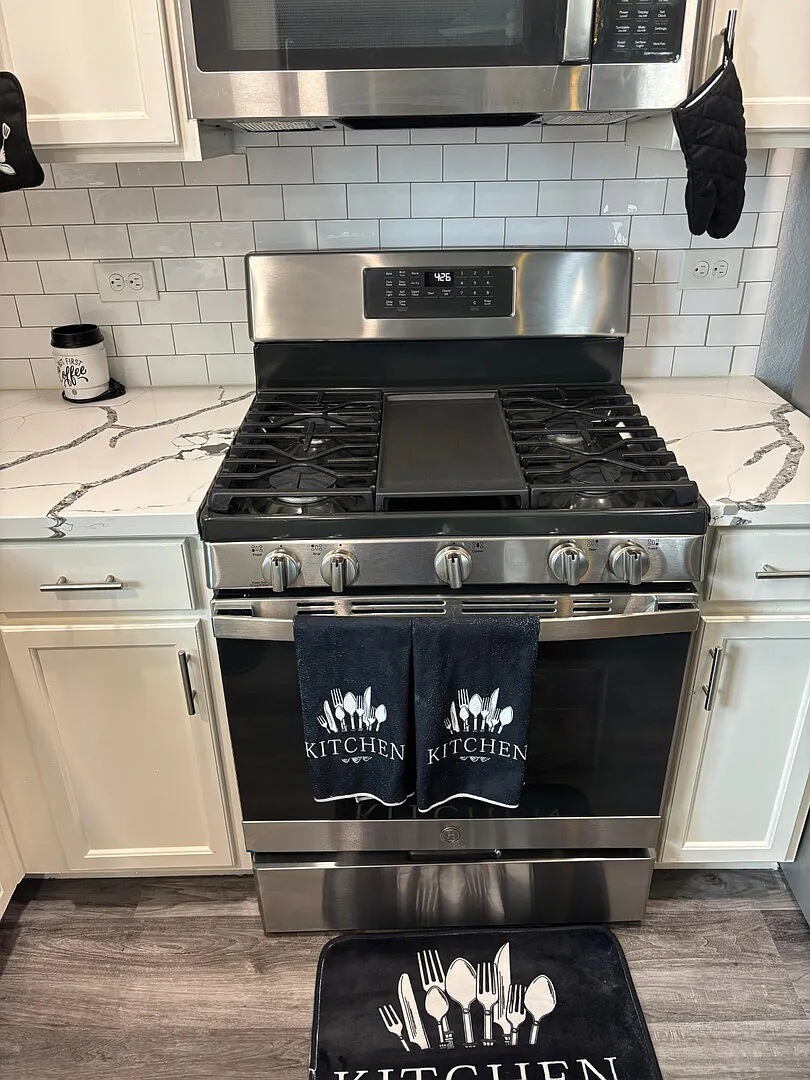 Furnished 4BR/2.5BA Home in Houston Med Center All Bills Included — Photo 4