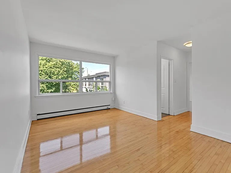 389 Yonge St — Photo 6