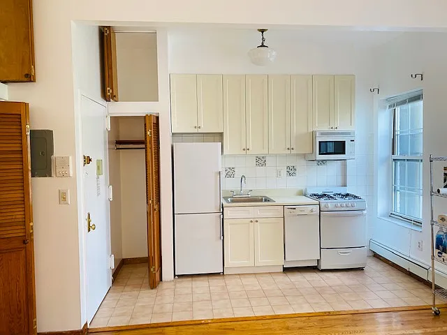 245 W 16th St #C2 — Photo 2