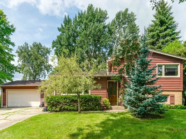 36696 N Grandwood Dr, Gurnee, IL 60031