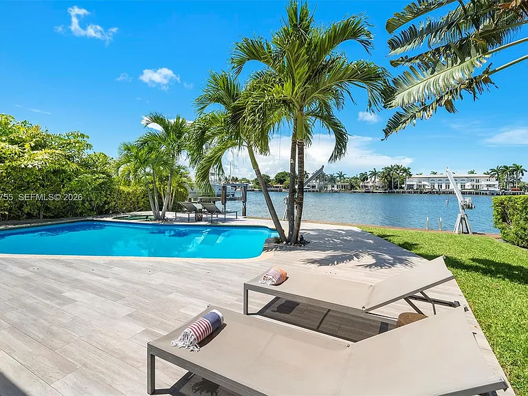 365 N Shore Dr — Photo 4
