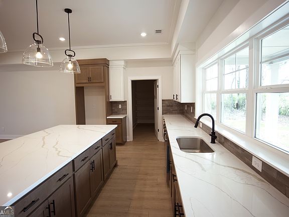 5th image of 871 Daniel Rd