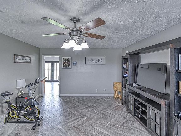 5th image of 2225 W Country Club Rd