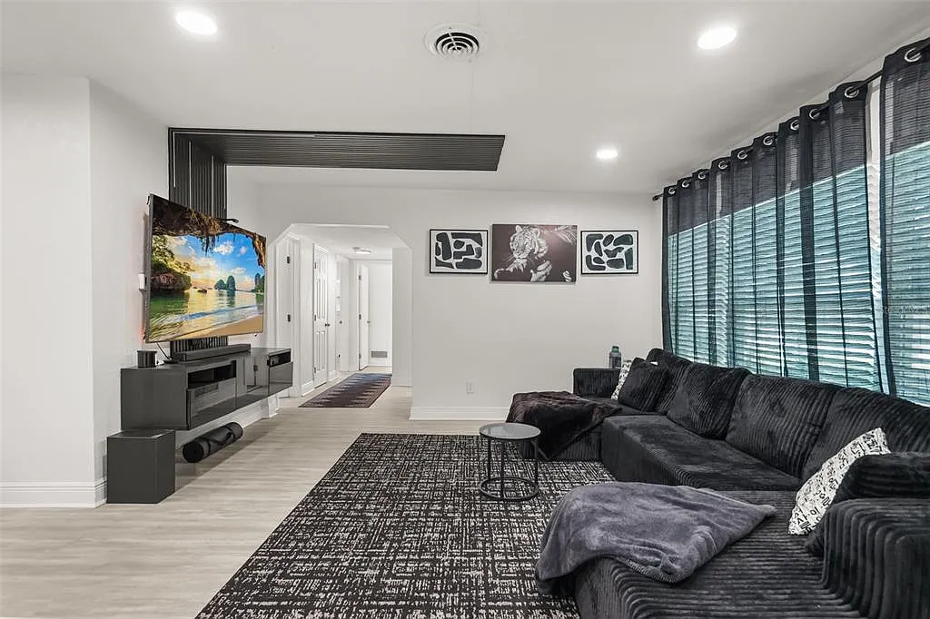 3 bed, 2.0 bath, 1995 sqft, $2,950 — Photo 2