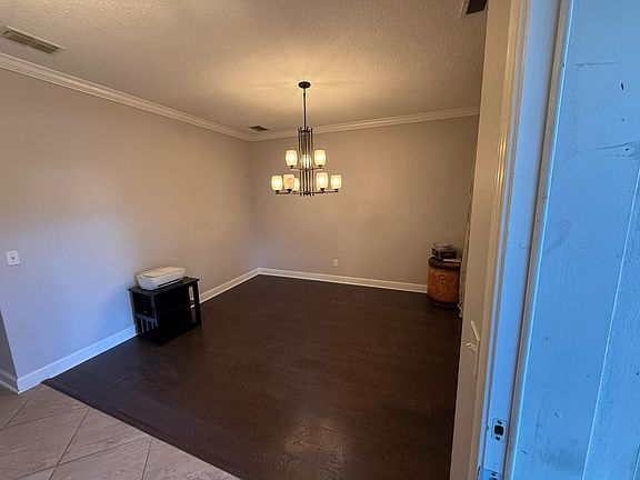 3rd image of 16 Hunters Hollow Ct