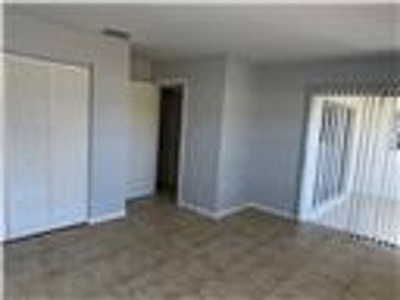 5th image of 325 E Dundee Dr