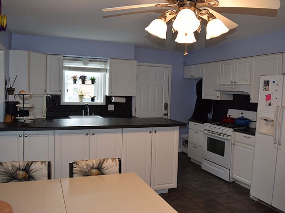 Kitchen with eat-in dining