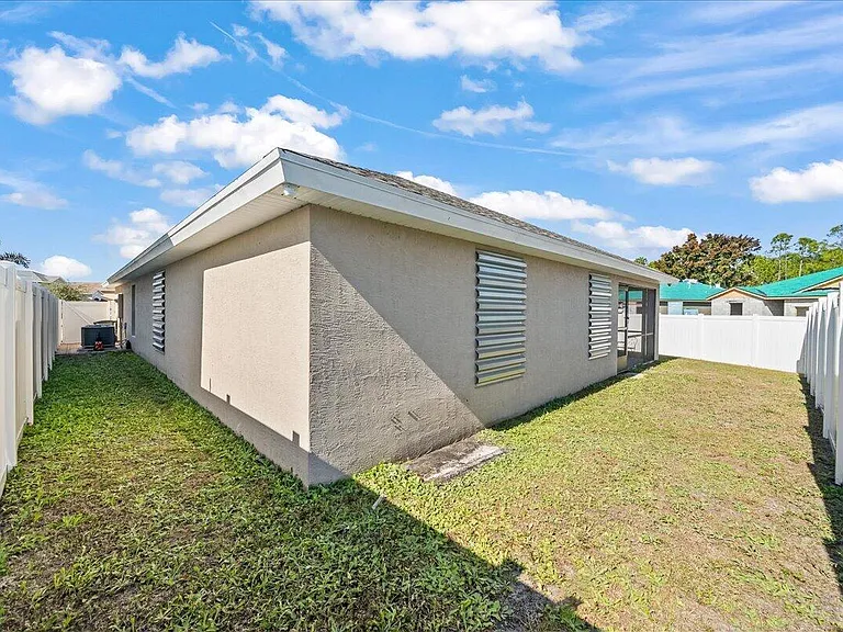 340 Palm Breezes Dr — Photo 26