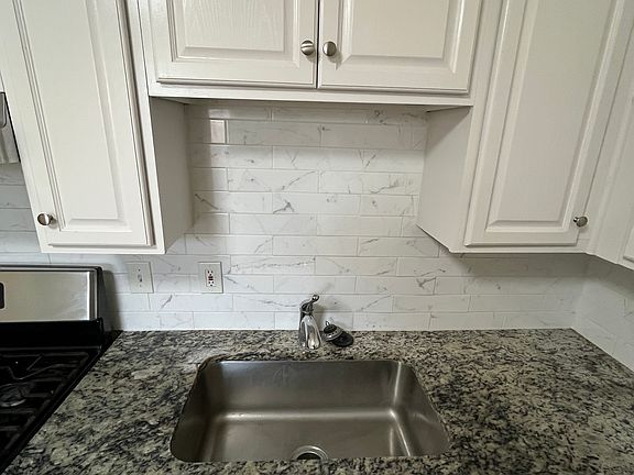 4th image of 817 Lilac Ln