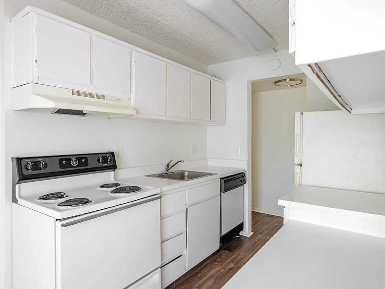 Riverside Village Apartments — Photo 37