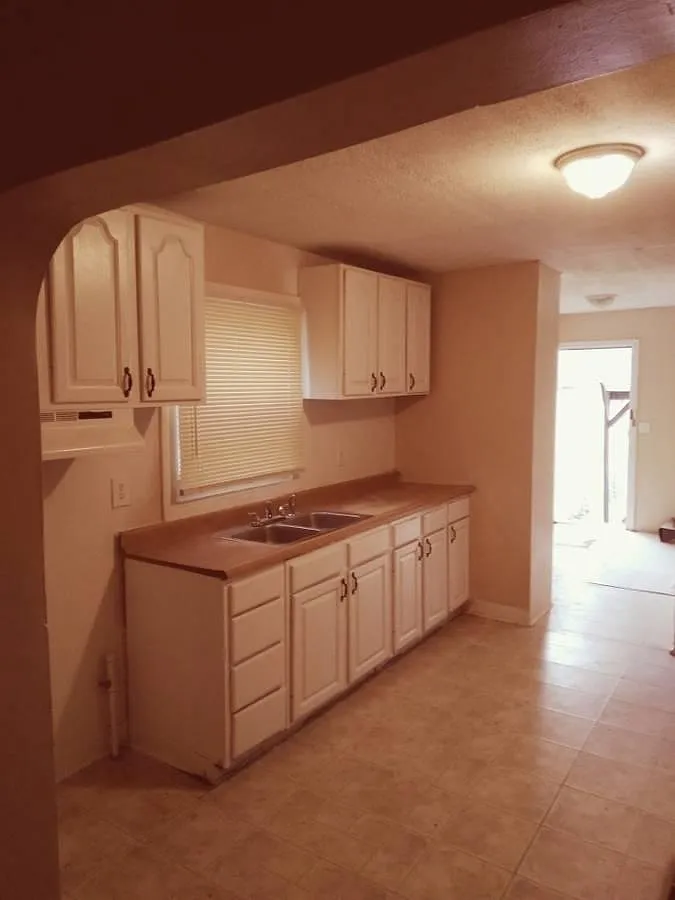 5 bed, 2200 sqft, $995 — Photo 1