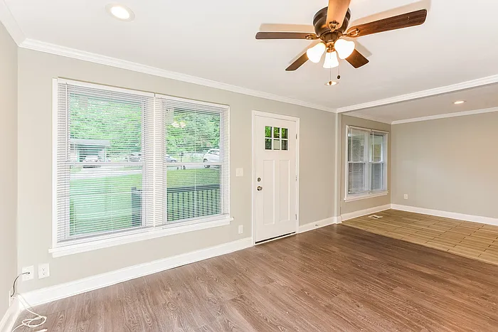 3 bed, 2.0 bath, 870 sqft, $1,945 — Photo 2