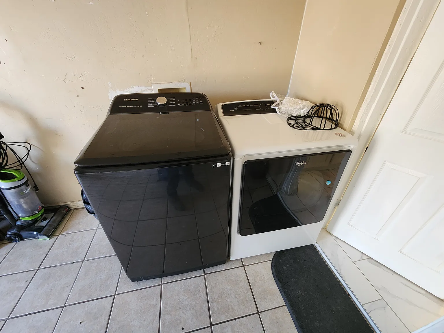 6 bed, 2324 sqft, $3,500 — Photo 2
