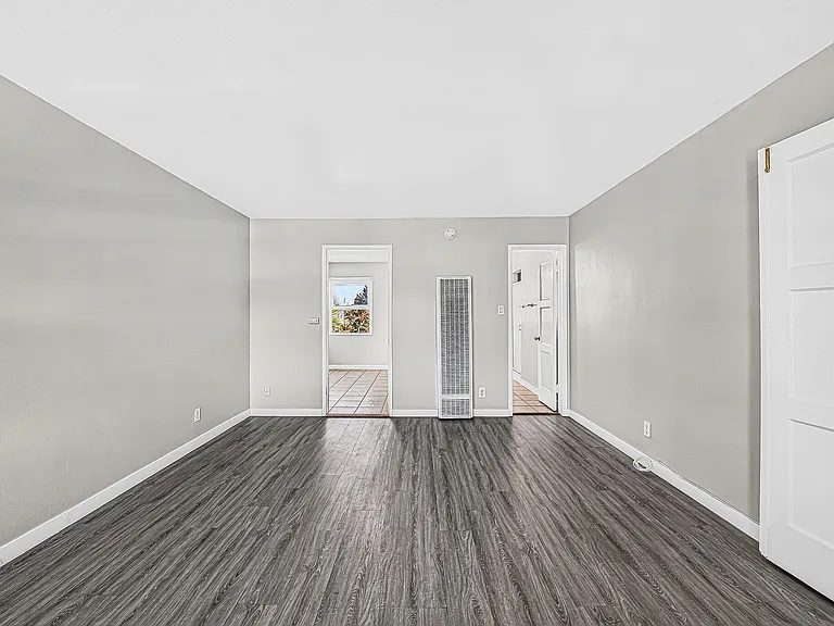 445 W 15th St — Photo 31