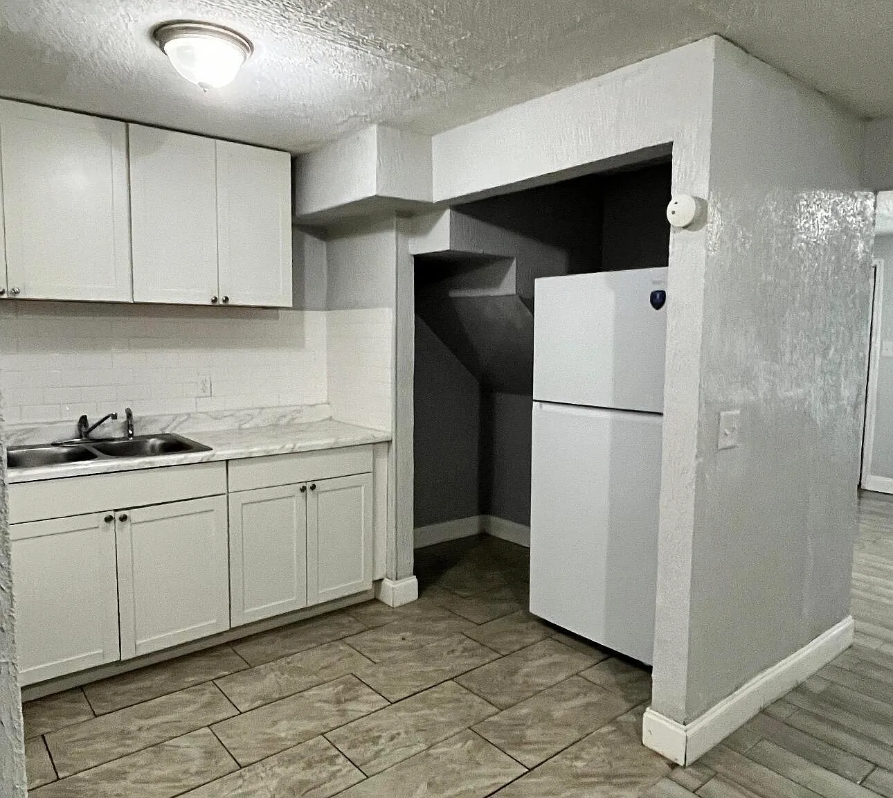 3 bed, 1.0 bath, 1008 sqft, $1,095 — Photo 2