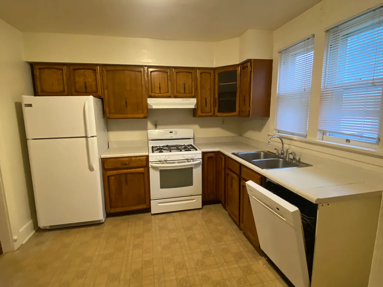 3 bed, 1300 sqft, $1,400 — Photo 4