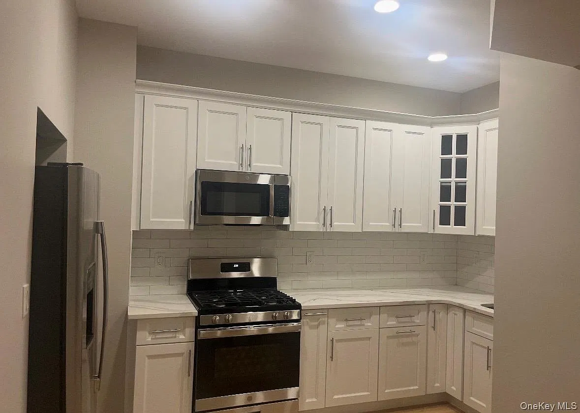 1 bed, 1.0 bath, 6830 sqft, $2,500 — Photo 2