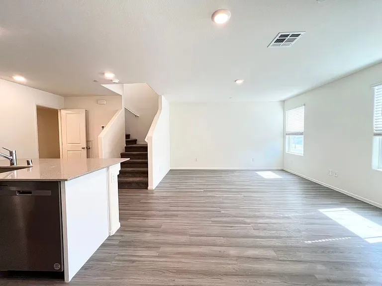1923 Stanza Vista St — Photo 5