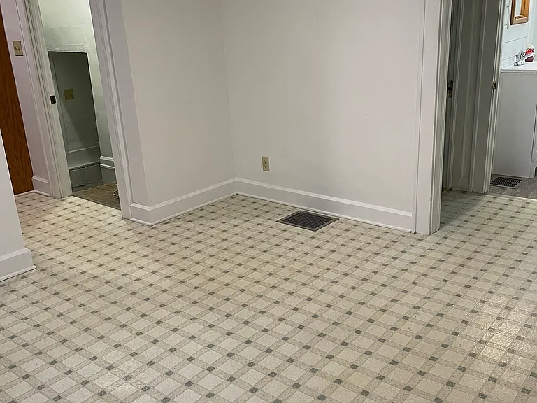 220 W Willow St — Photo 8
