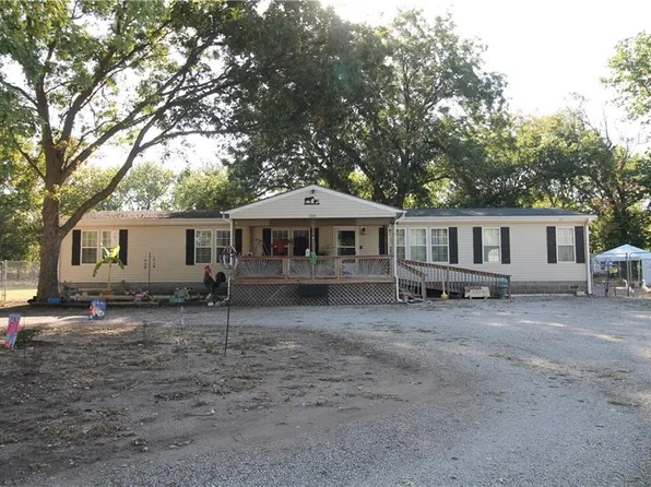 509 E 1st St, Cherryvale, KS 67335